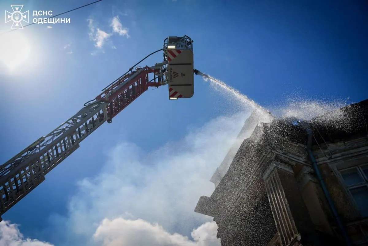 У центрі Одеси сталася масштабна пожежа у триповерхівці: постраждали 3 вогнеборці