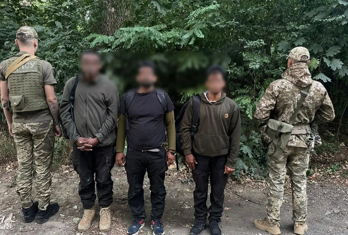Три иностранца задержаны при попытке нелегально пересечь границу со Словакией: прятались в подсолнухах и кукурузе