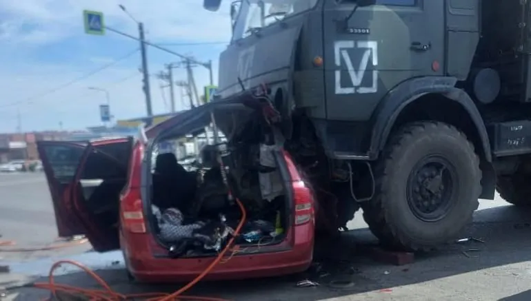 Военный грузовик РФ протаранил авто с семьей: двое погибших