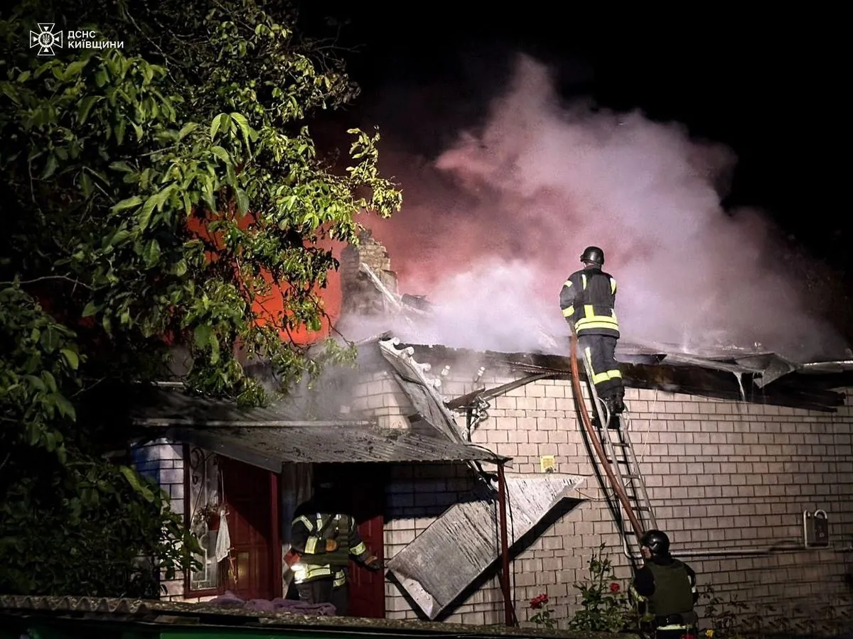На Київщині під час нічної атаки рф через уламки дрона загорівся будинок