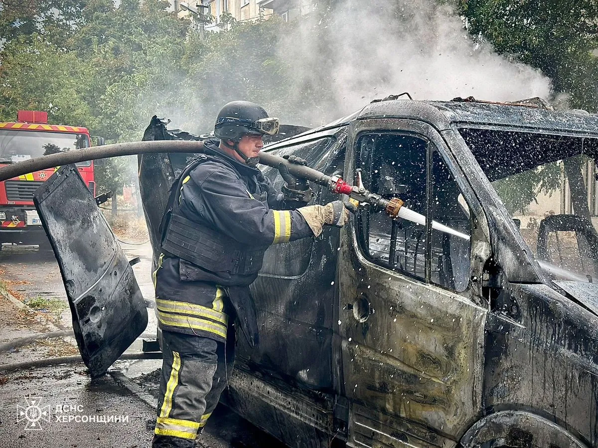 Военные рф сбросили взрывчатку с дрона на гражданское авто в центре Херсона