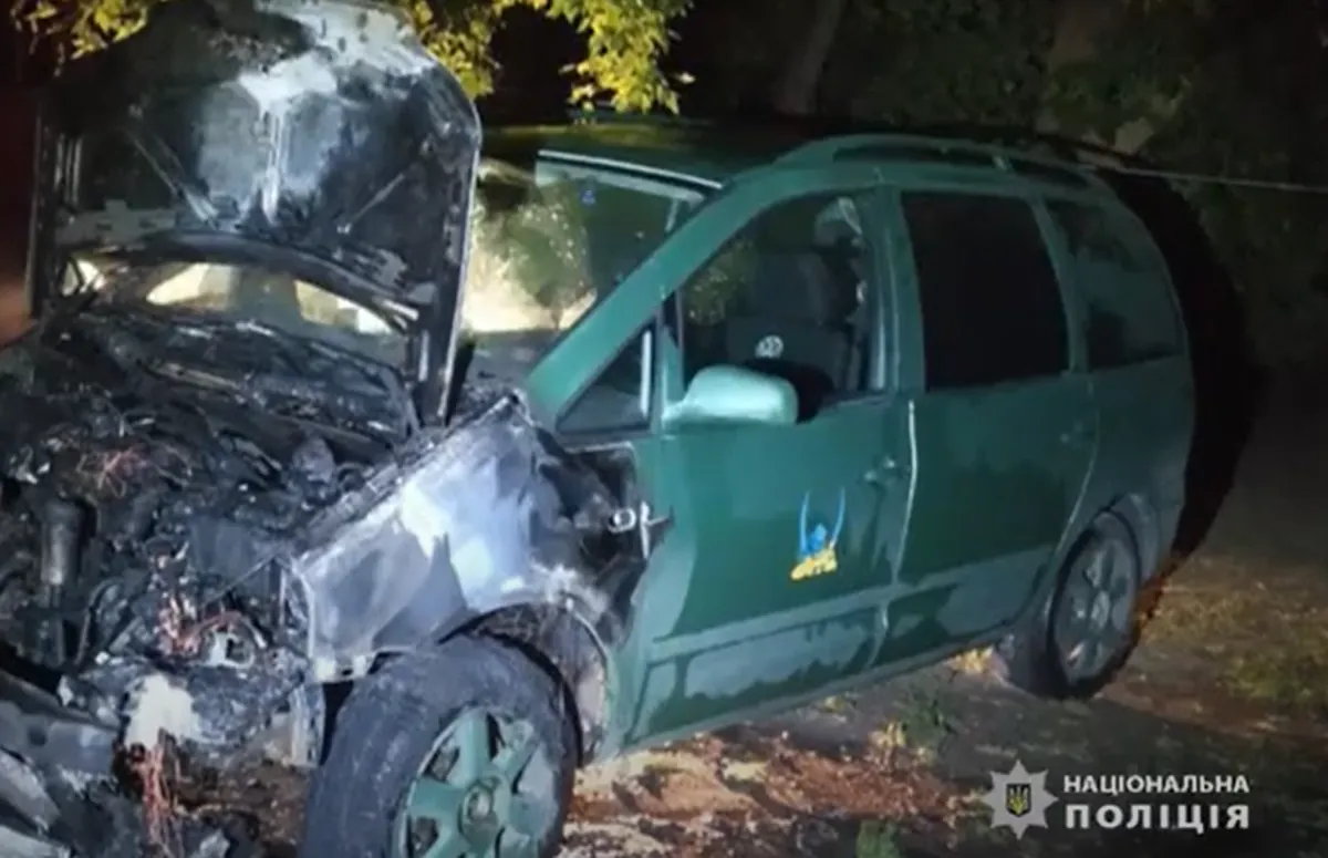 На Дніпропетровщині за підпал автомобілів військового та волонтера затримали двох неповнолітніх