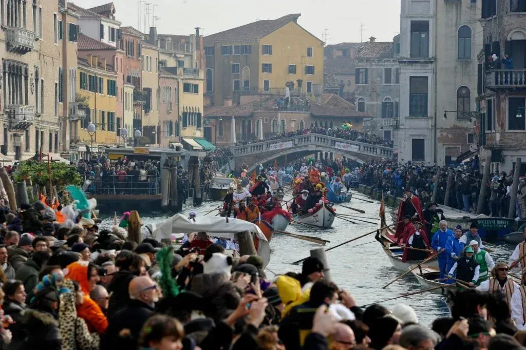 From August 1, Venice limits tourist groups to 25 people and bans loudspeakers