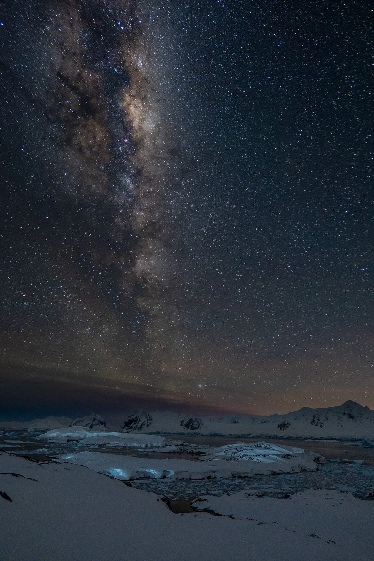 Украинские полярники показали редкое звездное небо над Антарктидой