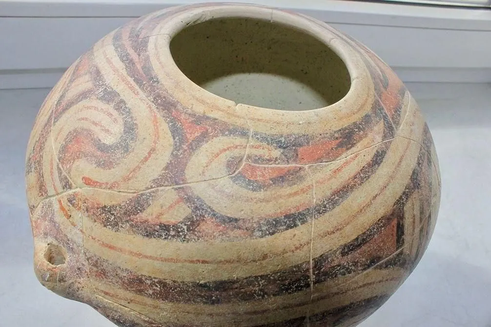 A 7,000-year-old Trypillian vase was to be sent from Ukraine to Switzerland