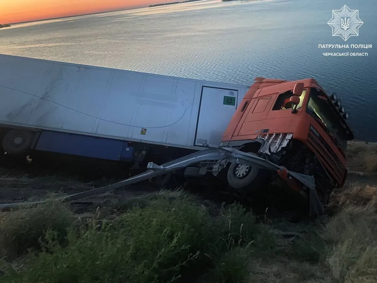 В Черкасской области грузовик DAF врезался в ограждение и перевернулся: водитель говорит, мог заснуть за рулем