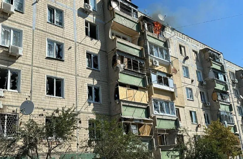 россияне попали десятком снарядов по Никополю: двое погибших, есть раненый