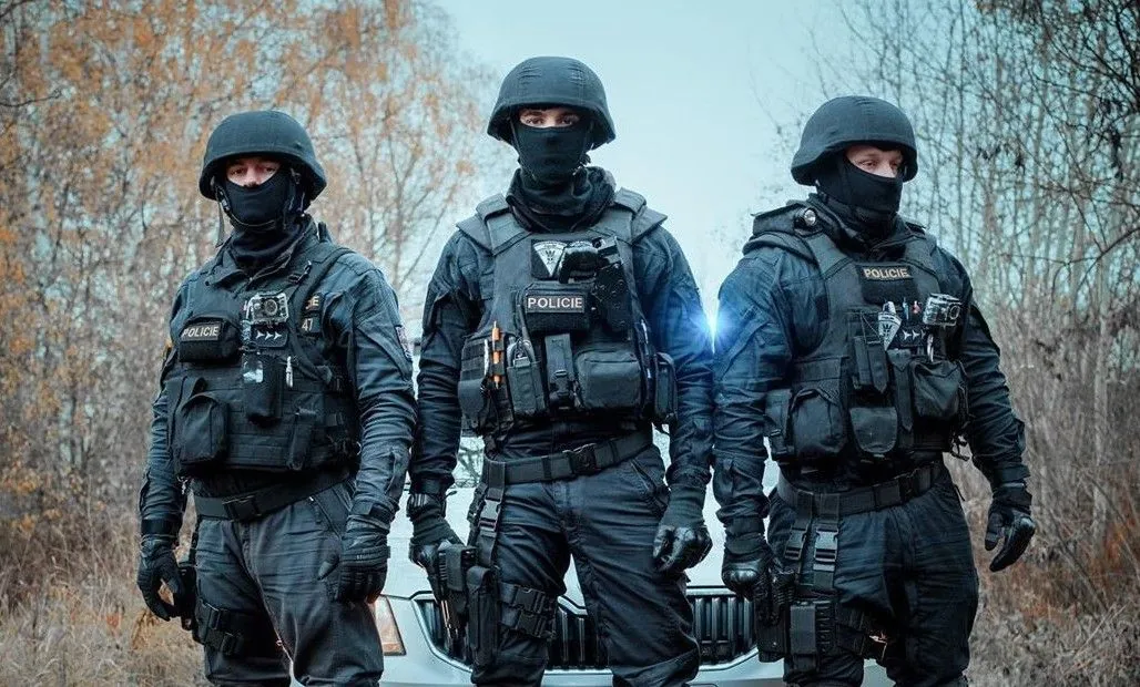 cheshskaya-politsiya-zaderzhala-podrostka-za-planirovanie-napadeniya-na-lgbt-praid-on-radikalizirovalsya-v-telegram
