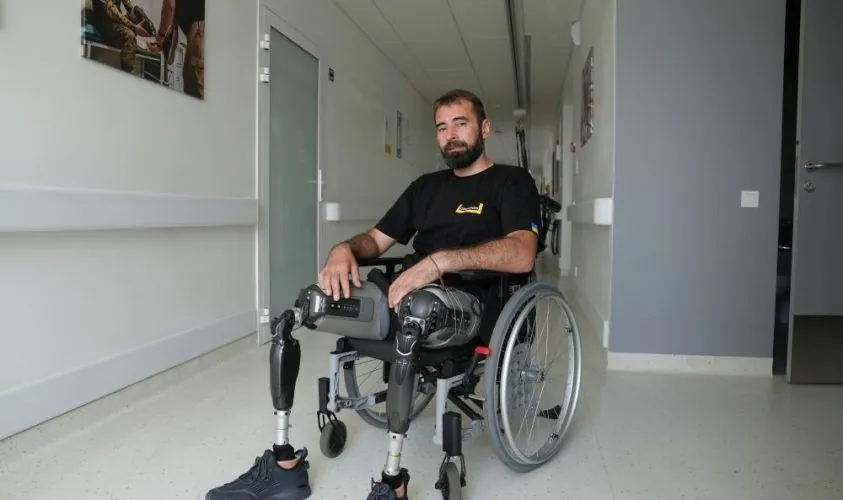 At the UNBROKEN Center, a defender from Truskavets received prosthetic knees with electronic devices