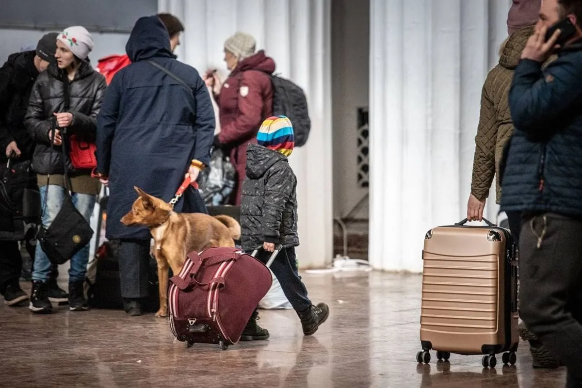 Около 700 тыс. украинцев выедет за границу за два года - НБУ