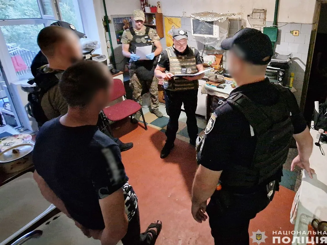 В Чернигове мужчина пришел к бывшей в общежитие и угрожал взорвать гранату - полиция