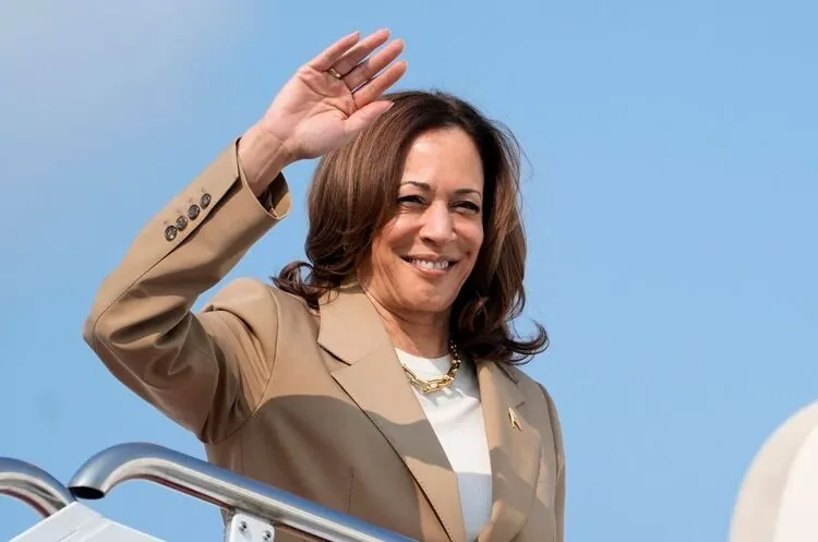 Harris officially becomes Democratic presidential candidate