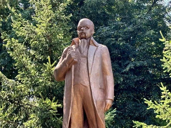 shevchenko-instead-of-lenin-a-monument-in-a-village-in-zhytomyr-region-was-decommunized-in-an-original-way