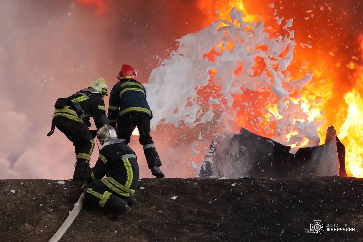 Ночная атака рф дронами на Винницкую область: ГСЧС сообщила о масштабном пожаре на объекте критической инфраструктуры