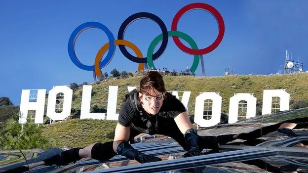 Tom Cruise will perform a stunt at the closing of the Olympics in Paris
