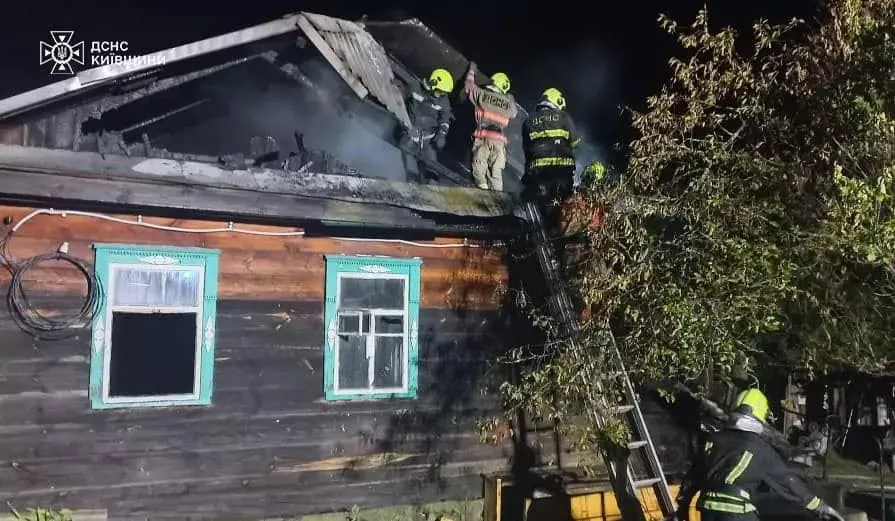 На Киевщине из-за пожара в доме погибли бабушка с внуком