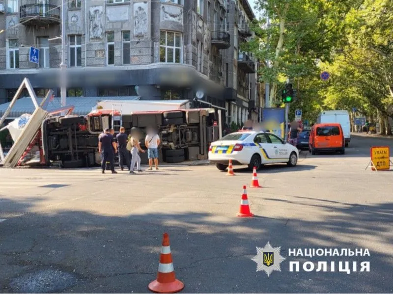 В Одессе столкнулись автомобиль спасателей и грузовик: трое пострадавших