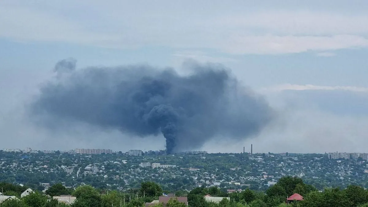 В оккупированном Луганске после серии взрывов крупный пожар на машиностроительном заводе
