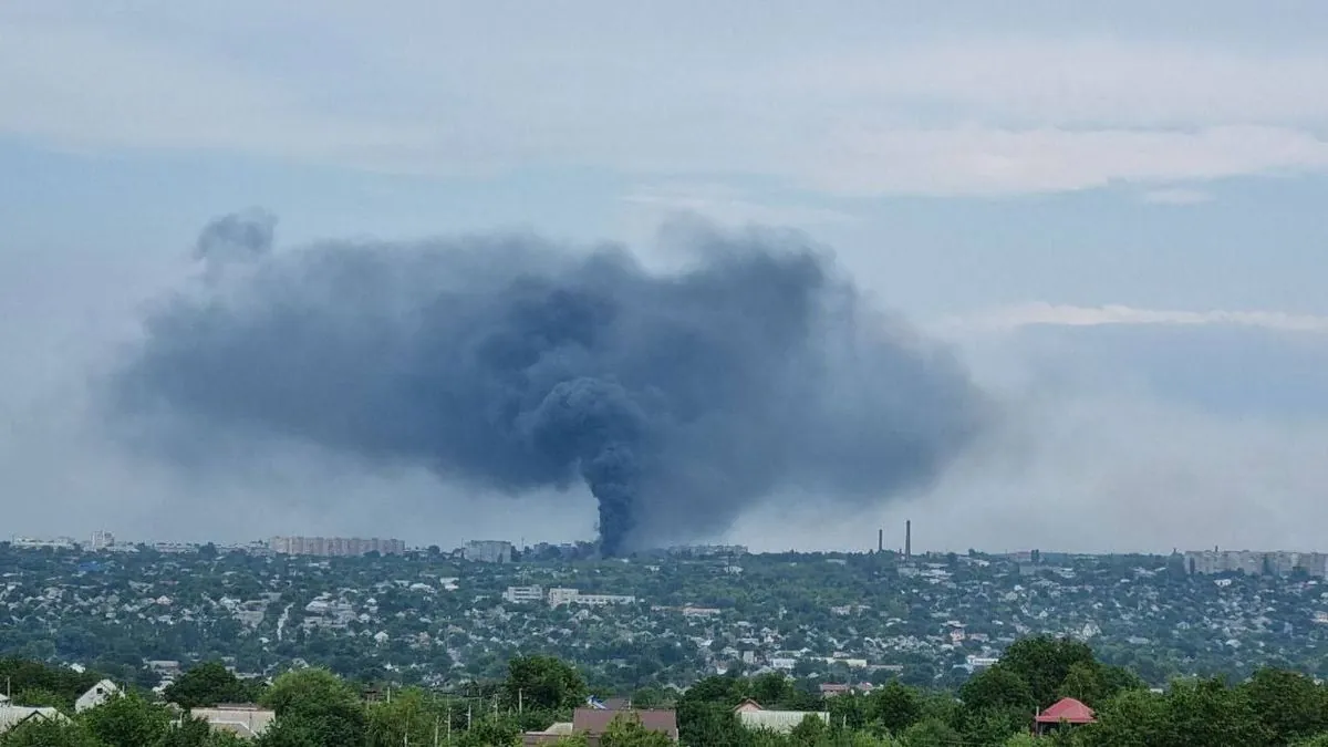 v-okupovanomu-luhansku-pislia-serii-vybukhiv-velyka-pozhezha-na-mashynobudivnomu-zavodi