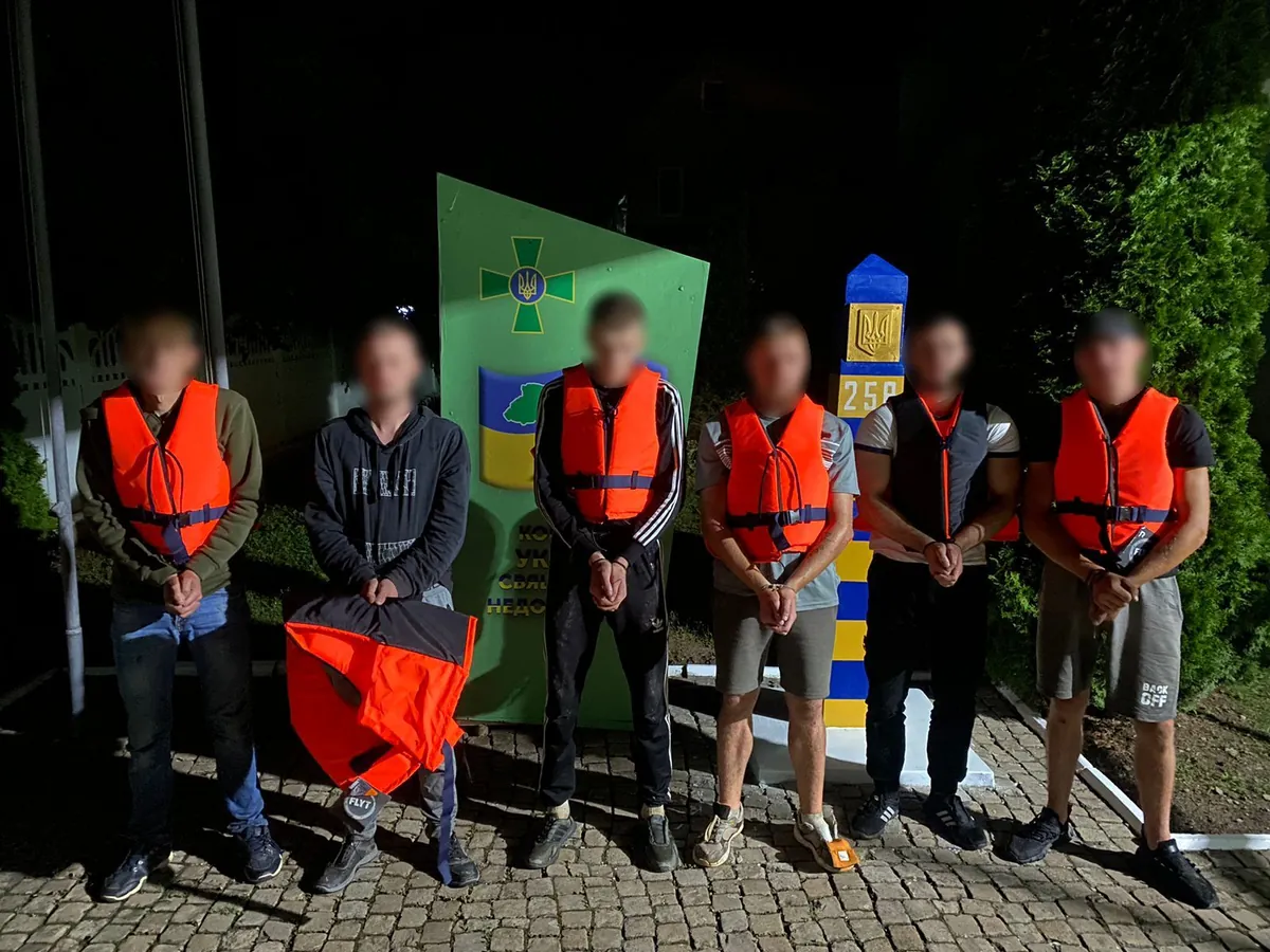 Пытались сбежать в Румынию: пограничники задержали группу уклонистов, которые пытались переплыть Тису