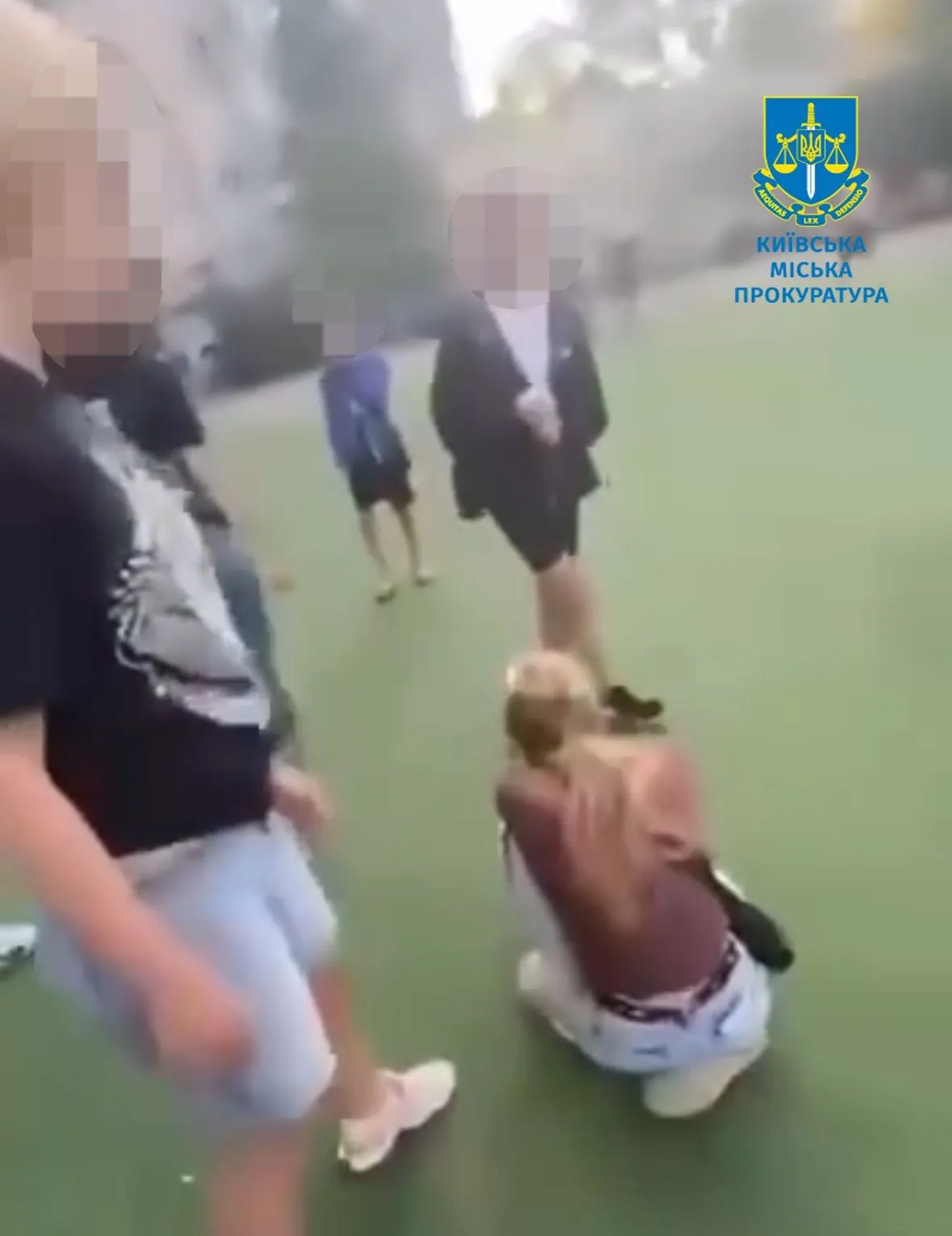 In Kyiv filmed the beating of a schoolgirl by a group of teenagers: three girls were identified, an investigation was launched