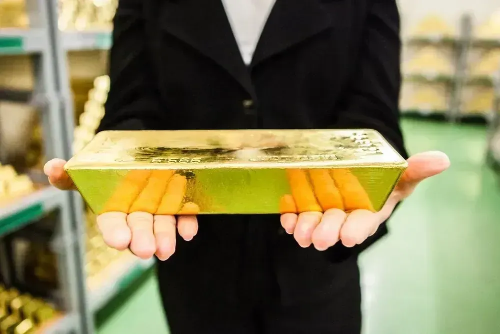 Золото впало в ціні на понад 2% на волатильному ринку