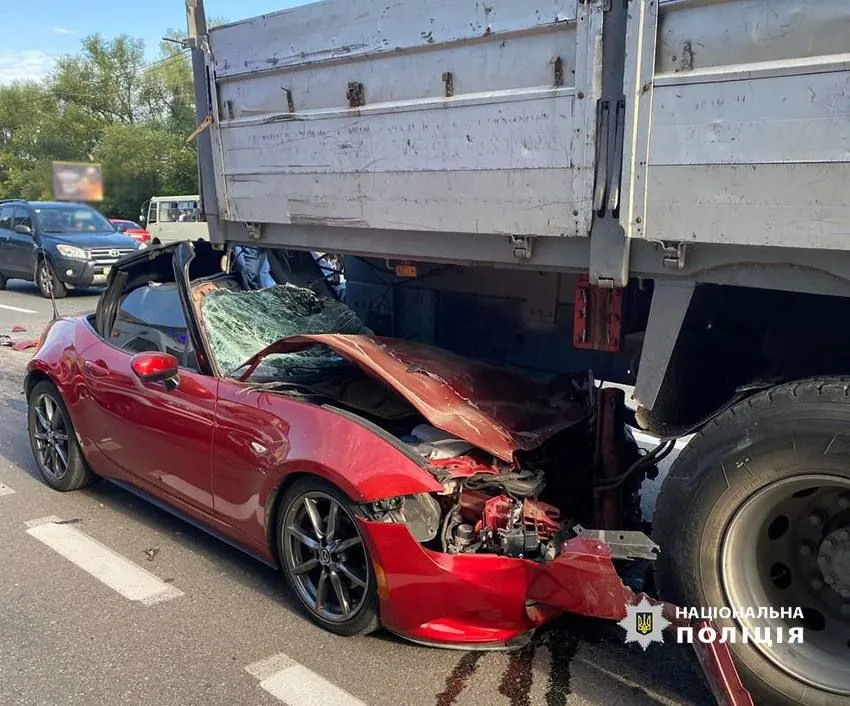 В Киеве утром Mazda влетела в грузовик: водитель погиб