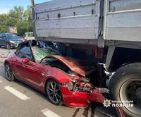 В Киеве утром Mazda влетела в грузовик: водитель погиб