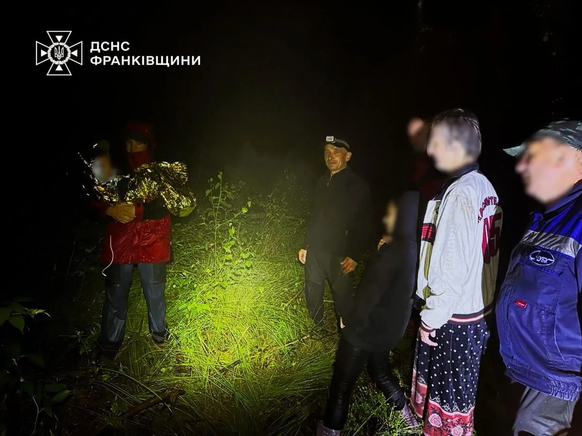 mountain-rescuers-in-ivano-frankivsk-region-search-for-four-people-including-a-four-year-old-child