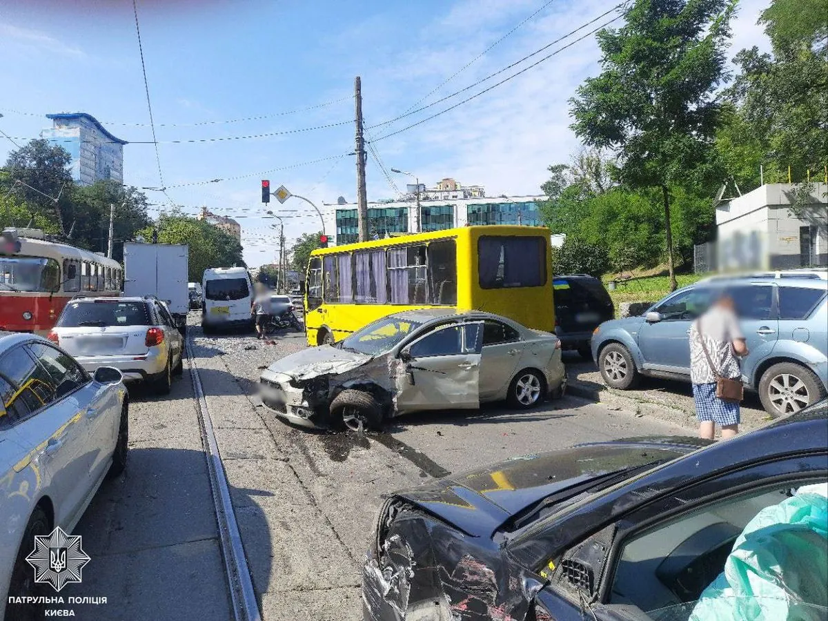 tram-collision-in-kyiv-kyivpastrans-calls-drivers-misconduct-the-cause-of-the-accident-bus-routes-are-launched-on-hlybochytska