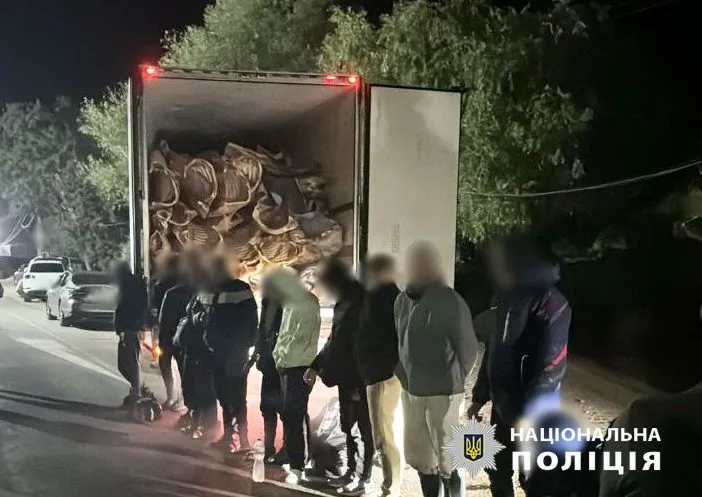 На Одещині затримали двох іноземців, які перевозили у рефрижераторі з м'ясом 16 ухилянтів