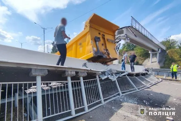 На трассе Киев-Одесса обвалился пешеходный мост после ДТП с грузовиком: движение в направлении столицы перекрыто