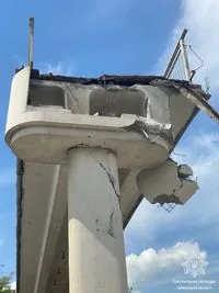 Разрушение пешеходного моста на трассе Киев-Одесса: водитель грузовика не опустил кузов - патрульные