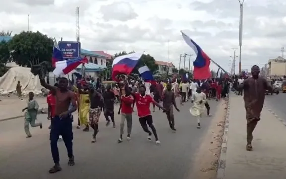 Nigeria detains tailors for making Russian flags for protests