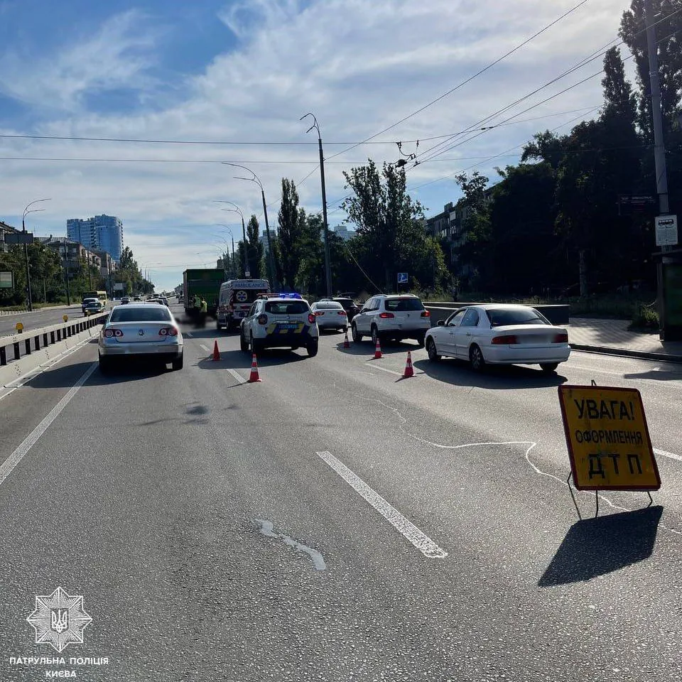 An accident on Mikhnovsky Boulevard has hampered traffic in the center of Kyiv