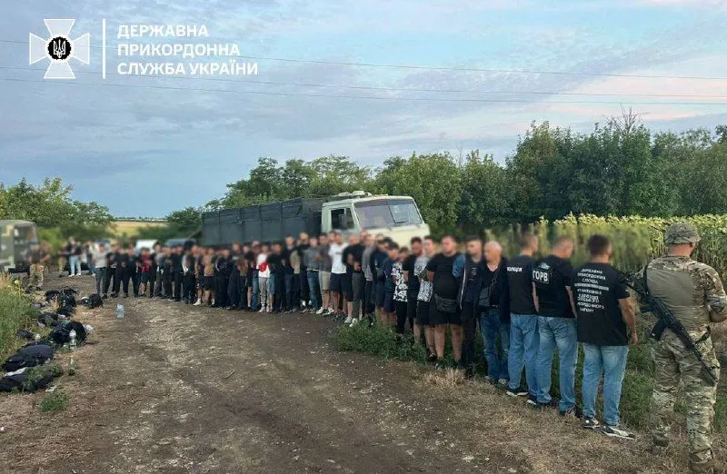 Новий антирекорд: 48 чоловіків в КАМАЗі намагались незаконно потратити до Молдови