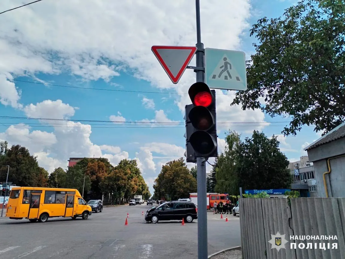 one-of-the-cars-overturned-as-a-result-of-the-impact-a-father-and-his-3-year-old-daughter-were-injured-in-a-road-accident-in-kharkiv-region