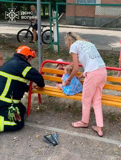 На Волині рятувальники визволили маленьку дівчинку з пастки