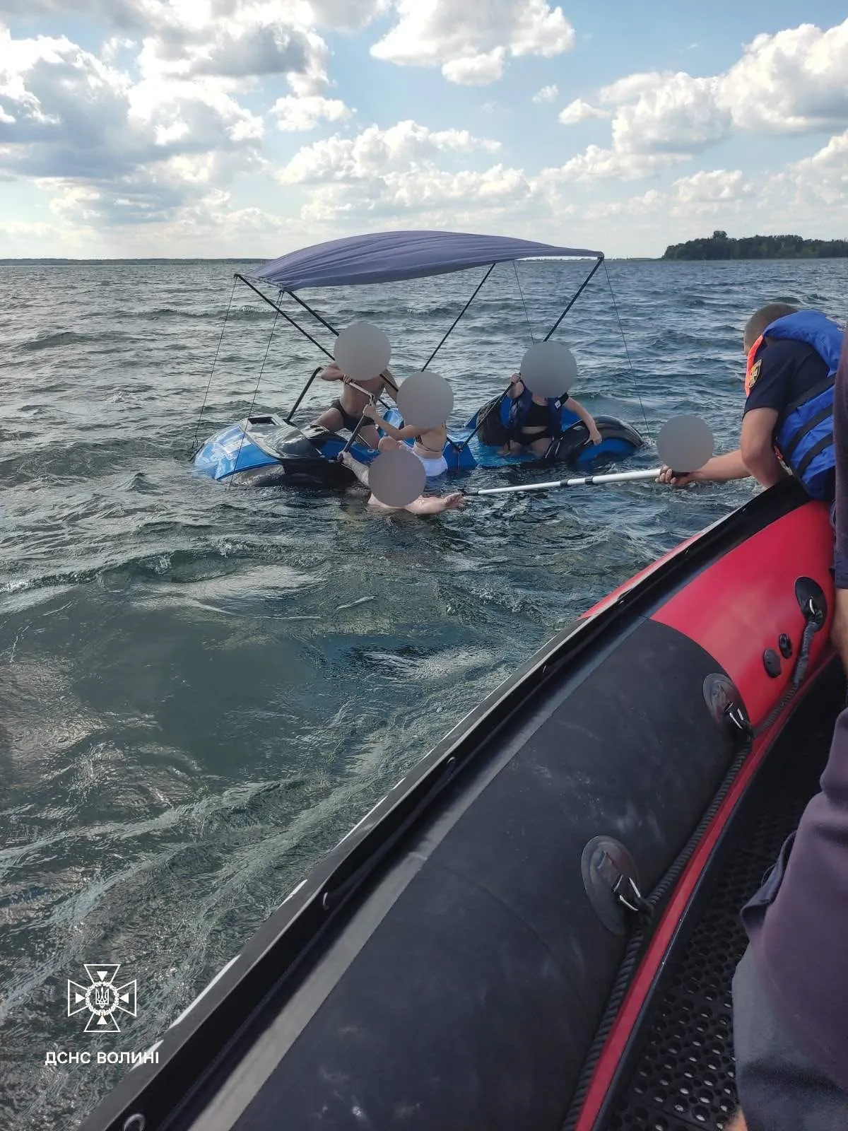 Vacationers rescued from a drowned catamaran on Svityaz