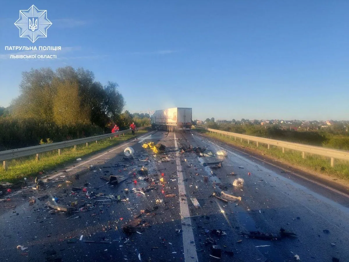 traffic-on-the-kyiv-chop-highway-near-the-lviv-bypass-is-completely-blocked-a-truck-and-a-bus-accident-occurred