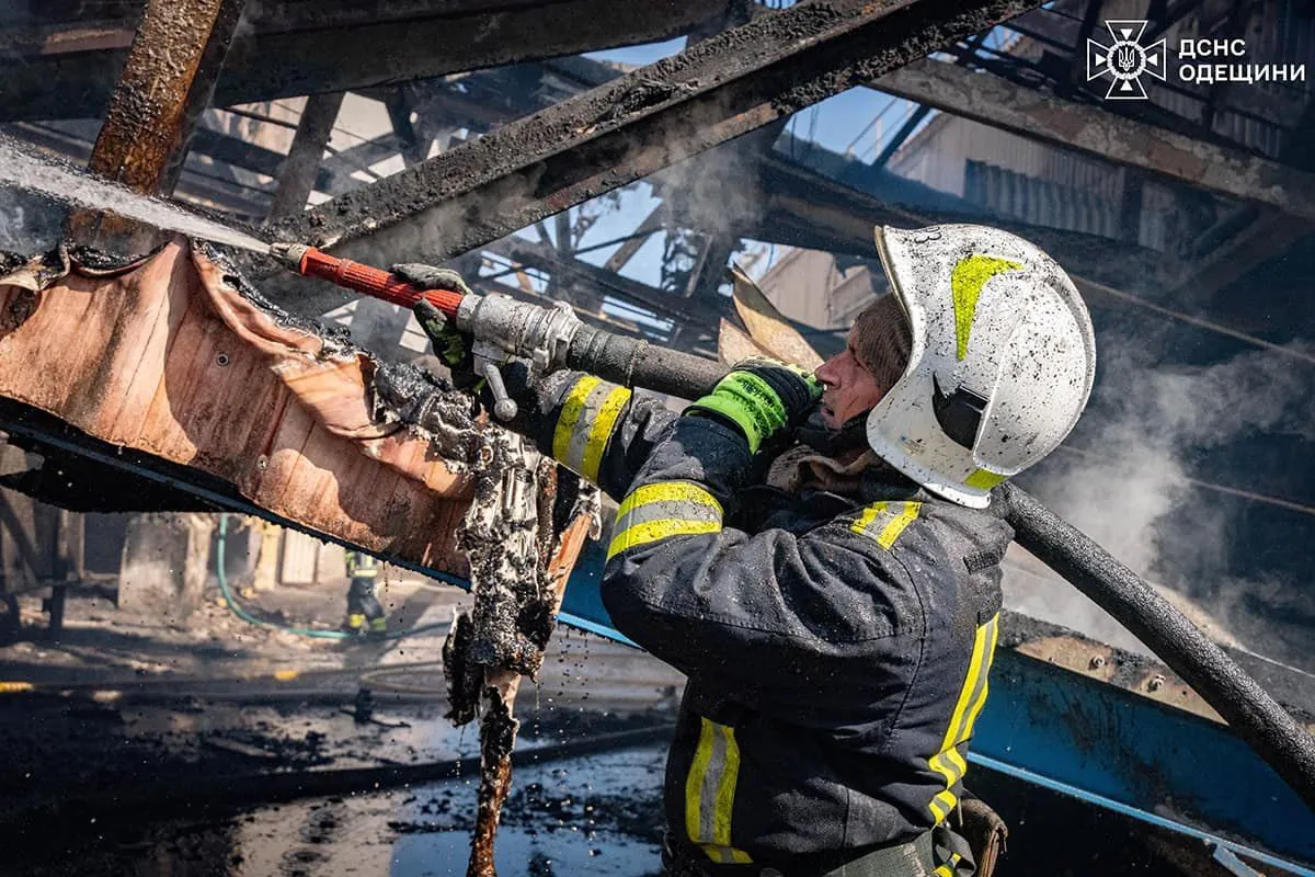 Масштабна пожежа сталася на складі із зерном на Одещині: її загасили