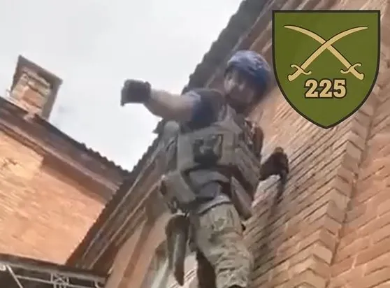 breakthrough-continues-ukrainian-military-remove-russian-flag-from-administrative-building-in-daryino