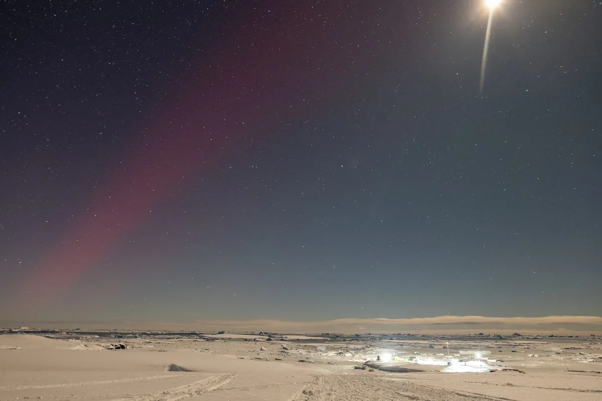 extremely-rare-phenomenon-ukrainian-polar-explorers-record-the-aurora-borealis