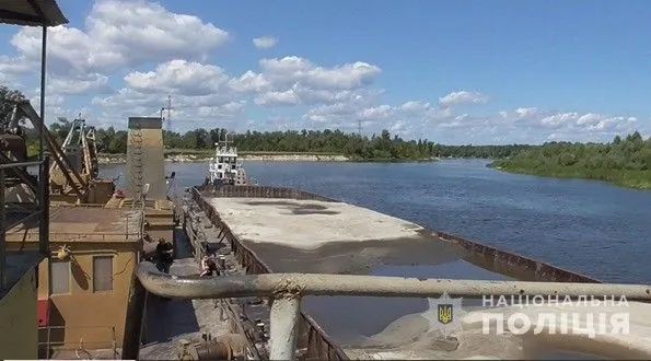 Illegal extraction of 9 barges of sand from the Desna River: three crew members of a special vessel are suspected