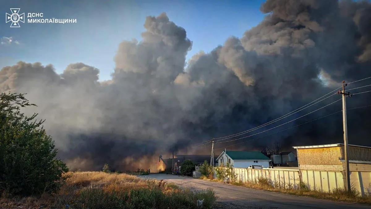 A large-scale fire broke out in Mykolaiv: car tires and grass are burning