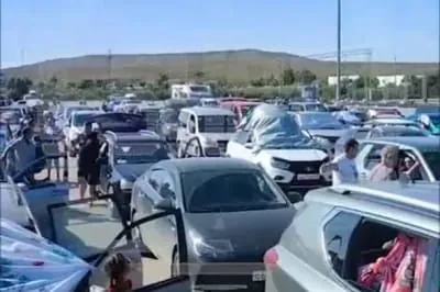 Almost a thousand cars are stuck in a traffic jam on the Kerch Bridge due to a drone attack