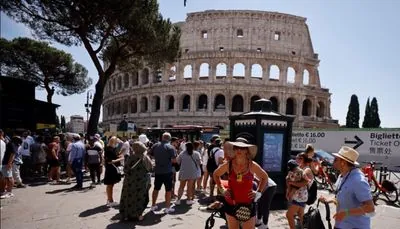 In Rome, a tourist from Ukraine carved his initials on the wall of the Colosseum - Ansa