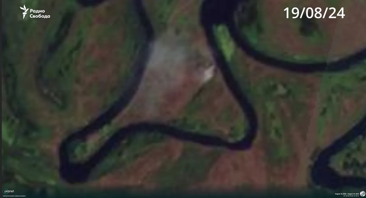 in-the-kursk-region-russians-built-a-pontoon-crossing-to-replace-the-destroyed-bridges-but-it-disappeared-satellite-footage-showed