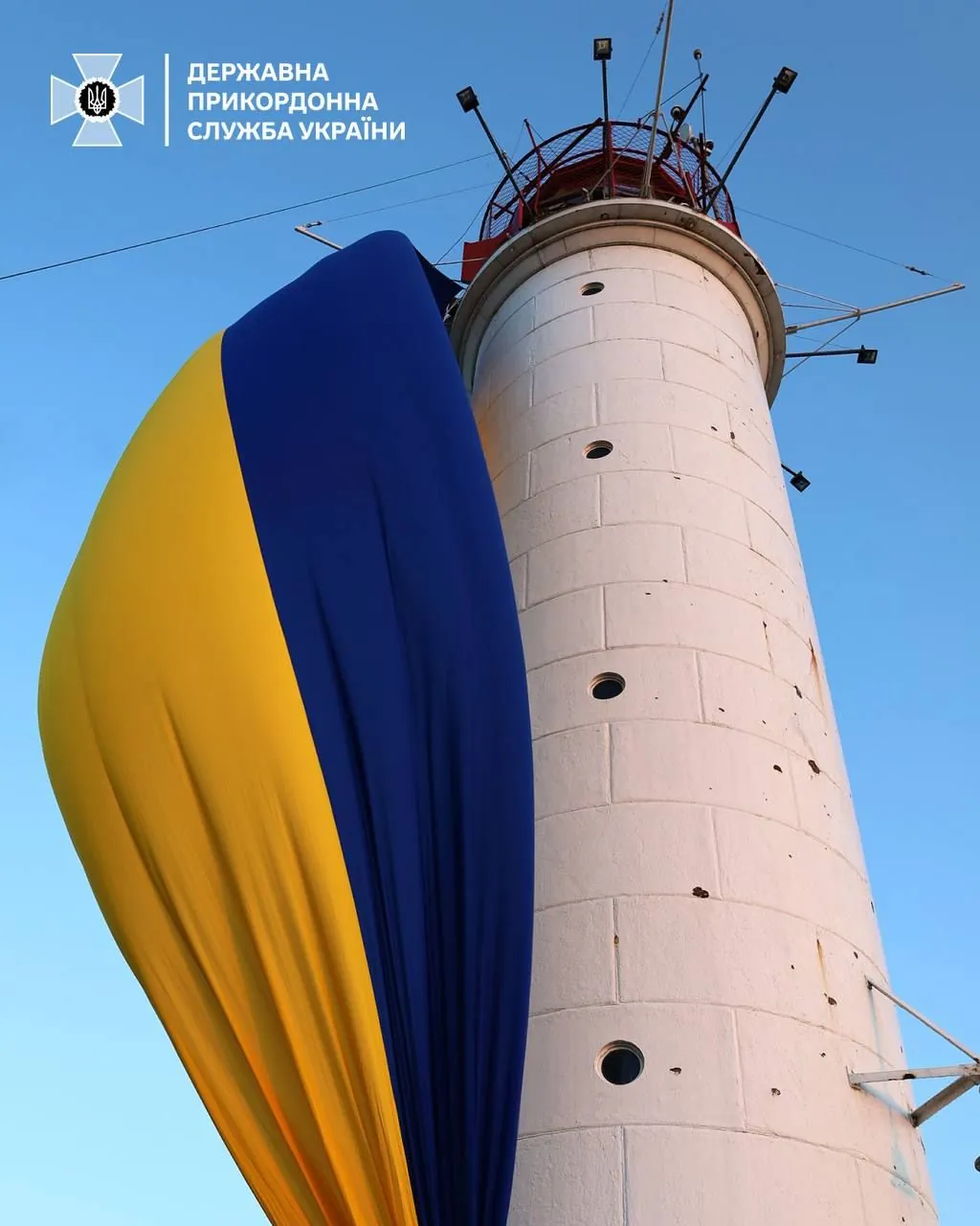 An 18-meter flag of Ukraine was raised at the Vorontsov Lighthouse in Odesa