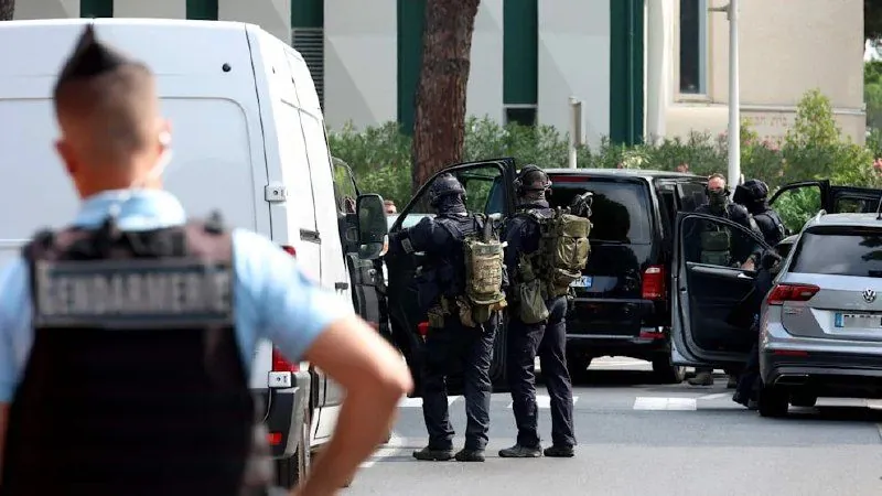 Explosion in front of a synagogue in France: a police officer is injured